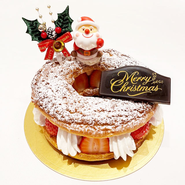Piene Cafeのクリスマスケーキ 苺のリングシューケーキ