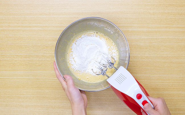 Pieneノンオイルにんじん糀ソース・小麦粉混ぜる
