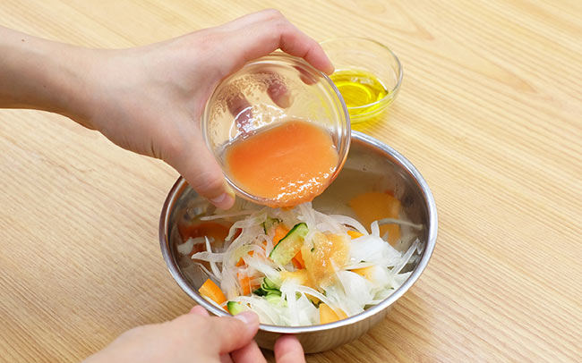 オリーブオイルを和え、皿に盛る
